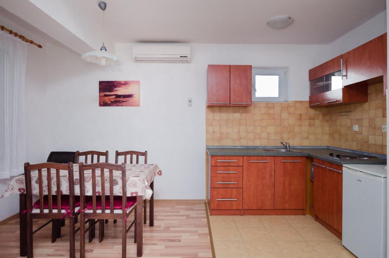 Apartments Blazenka Banjol Екстер'єр фото