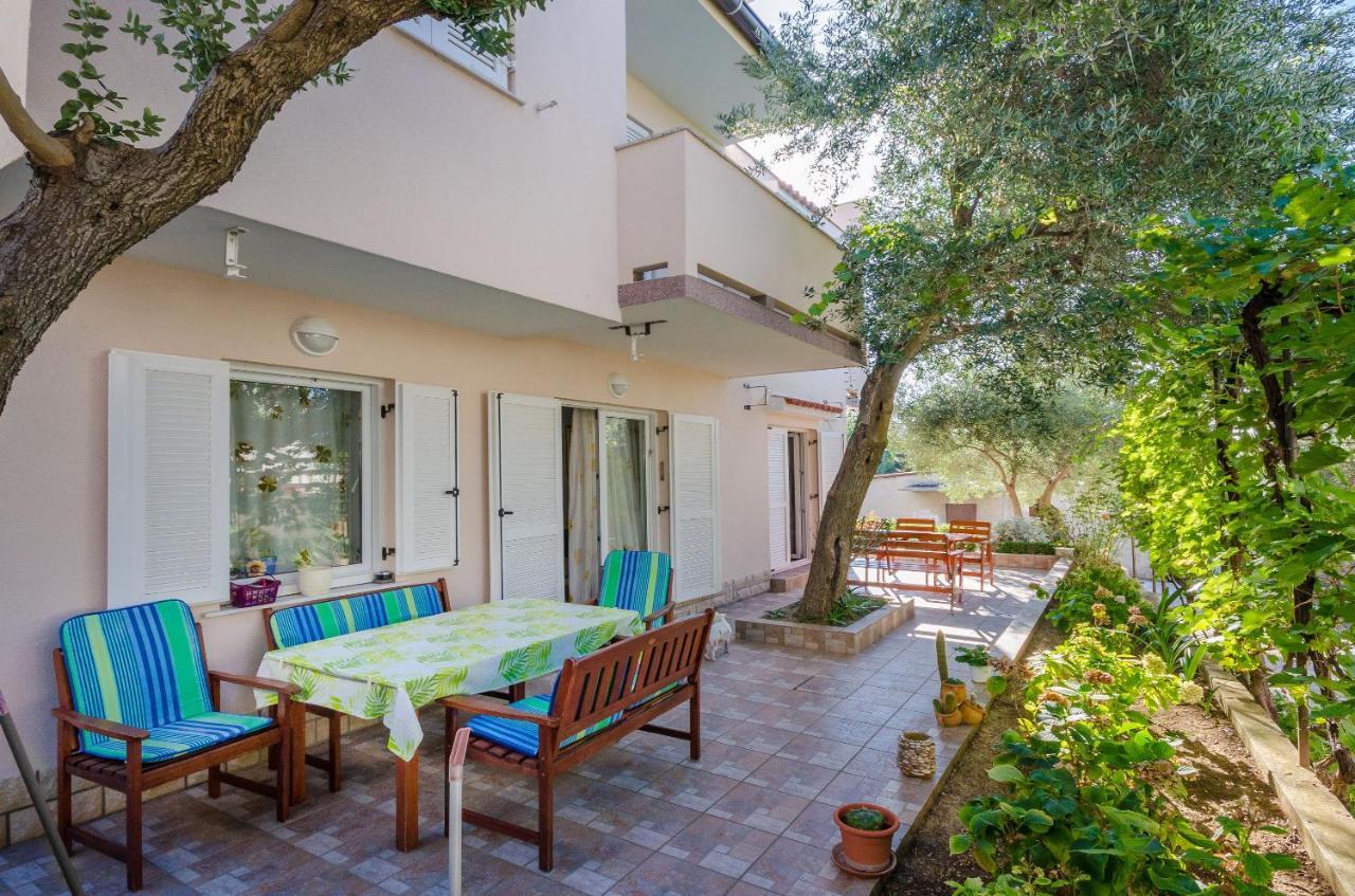 Apartments Blazenka Banjol Екстер'єр фото